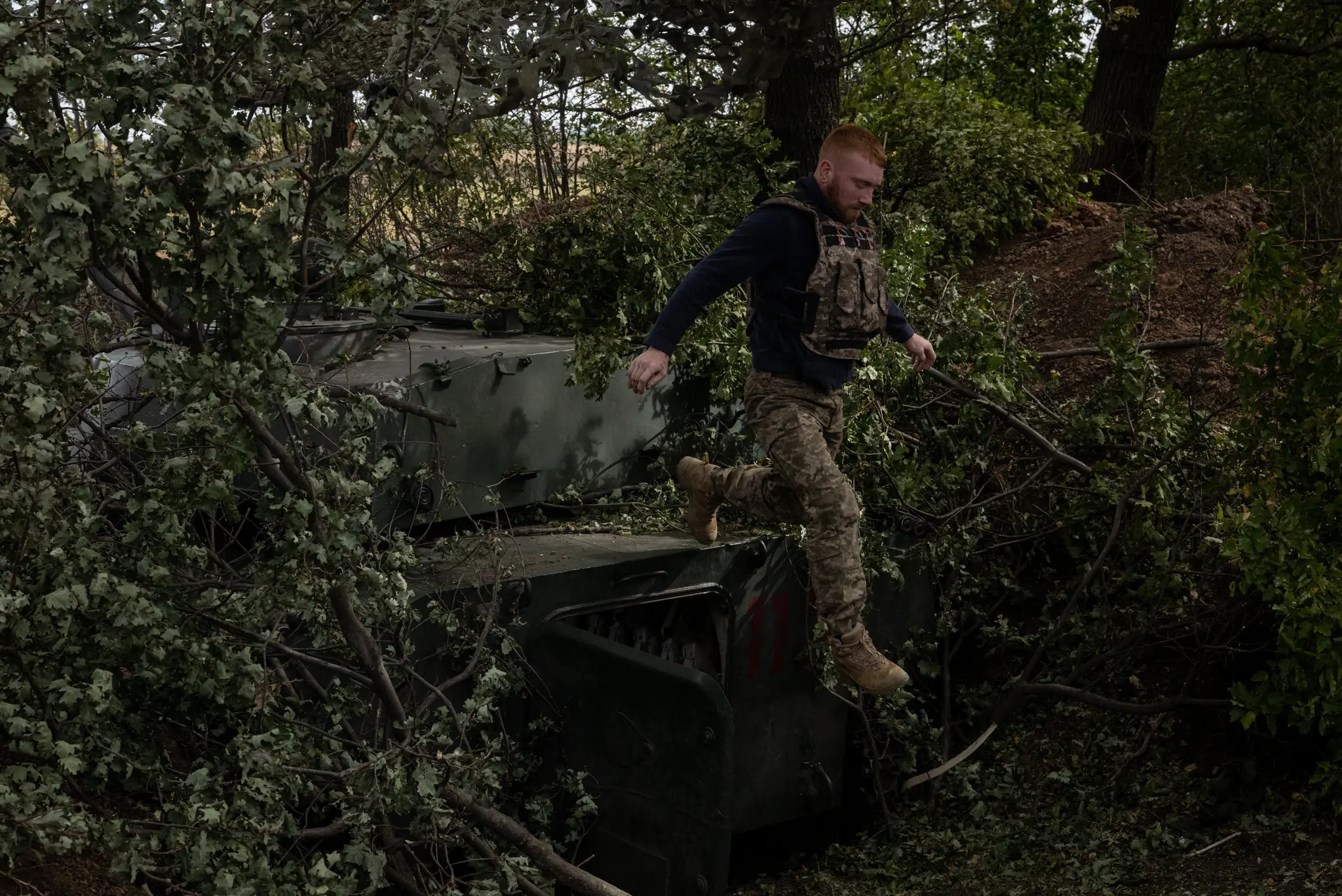 Боєць 68-ї єгерської бригади стрибає з артилерійської установки на позиції батальйону в районі Покровська.